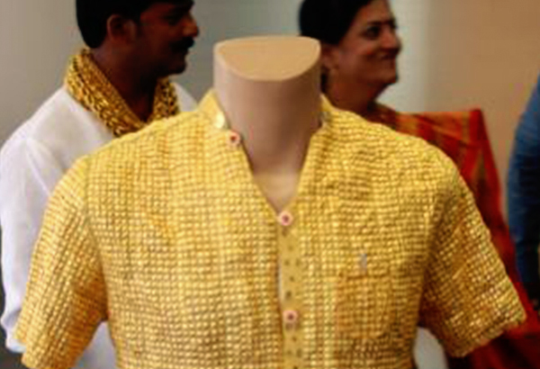 Индус в золотой рубашке